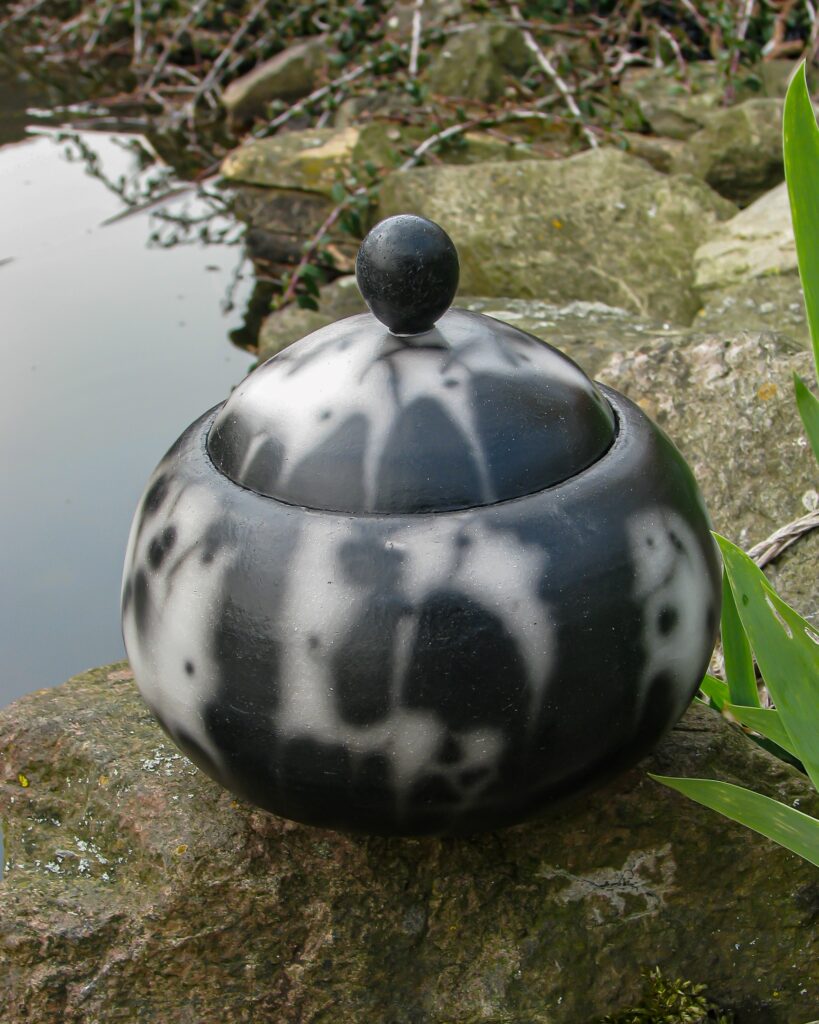 Naked Rakupot met ebben greep