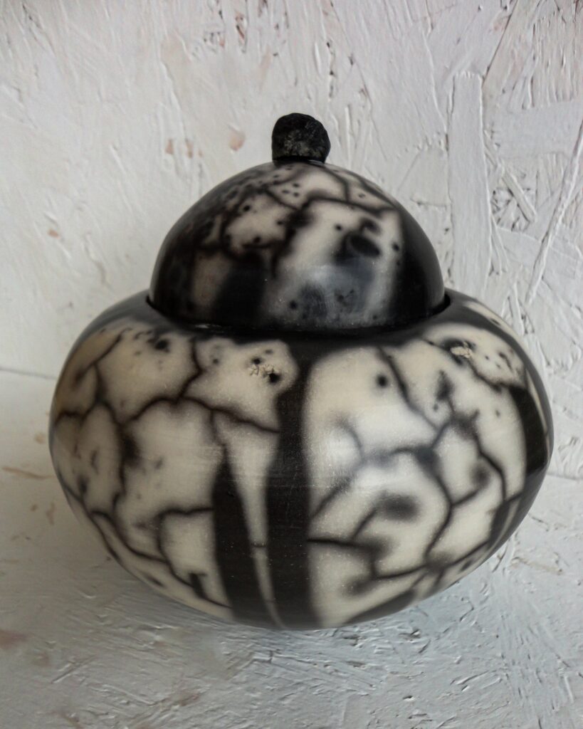 Naked Rakupot met zwarte steen