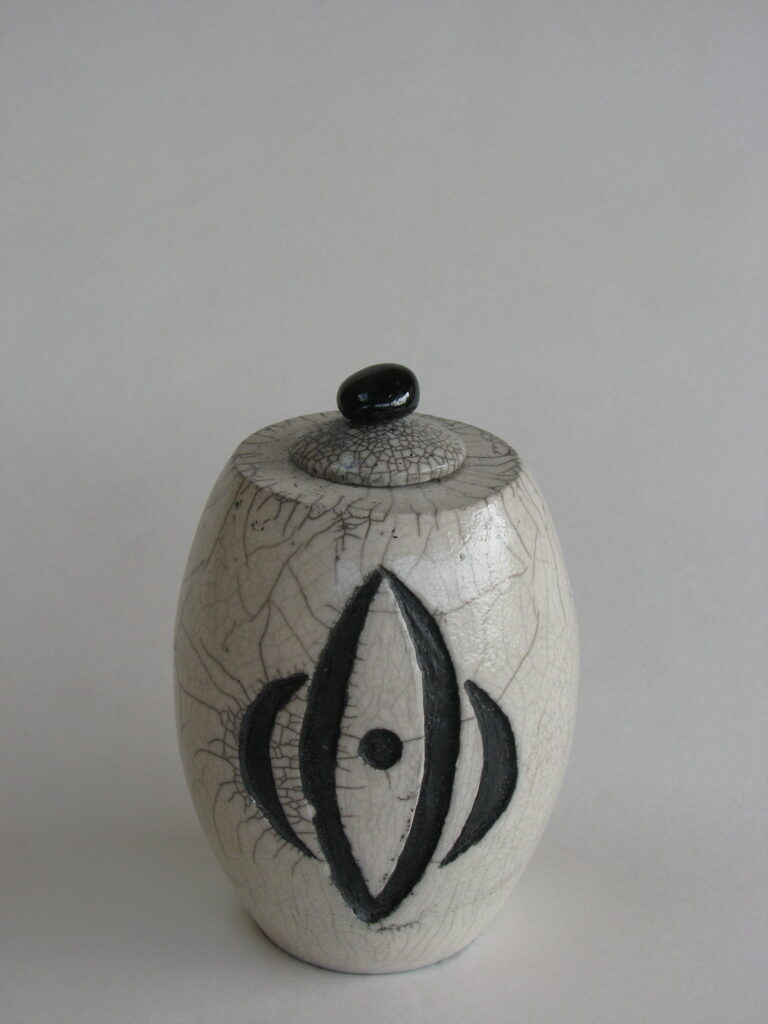 Raku pot met ovale figuur