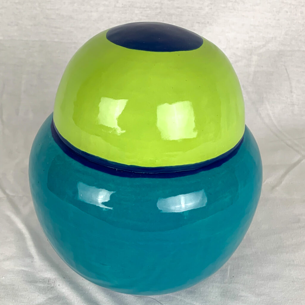 Blauwe pot met groen deksel.