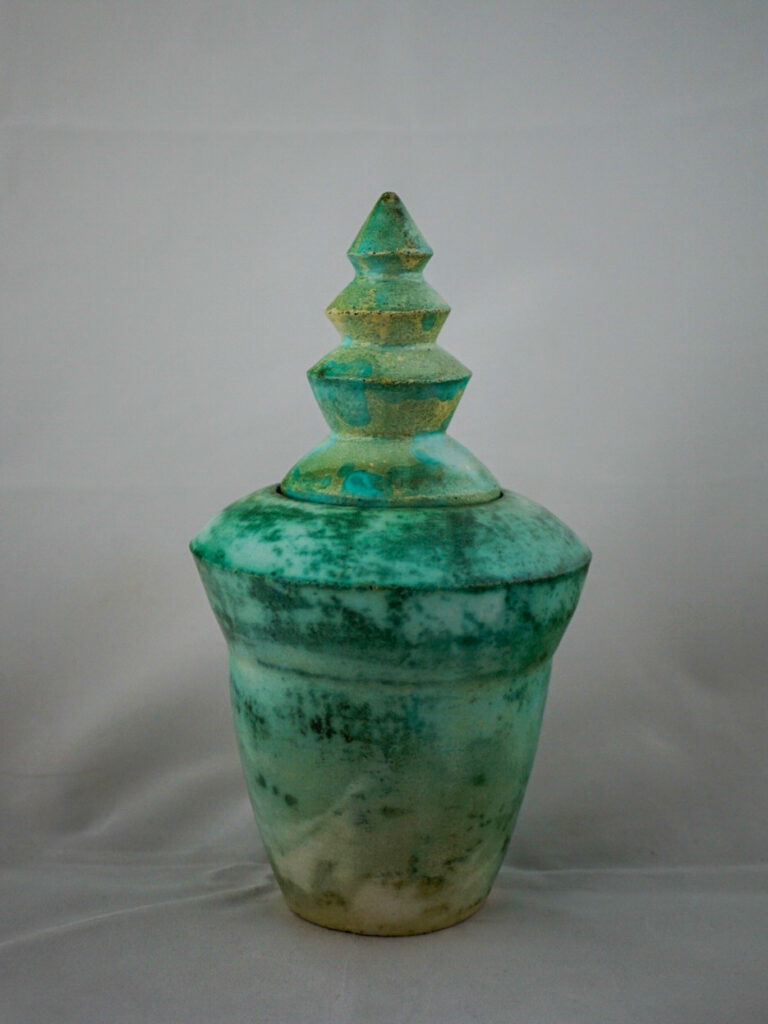 Turqoise pot met pagode deksel 3 ringen.